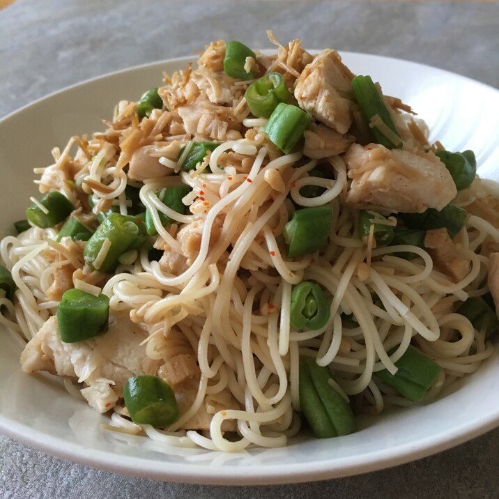 えのきといんげんのサラダチキンそうめん炒め♪